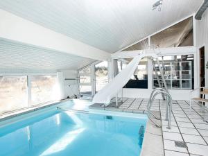 ブロックフスにあるLuxury Pool Villa Retreat - By Traum Ferienwohnungenの家屋内の滑り台付きスイミングプール