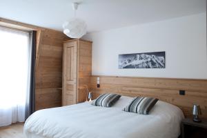 
a bedroom with a white bed and white walls at Quartz-Montblanc in Chamonix
