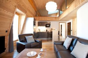 sala de estar con sofá y mesa en Quartz-Montblanc, en Chamonix-Mont-Blanc