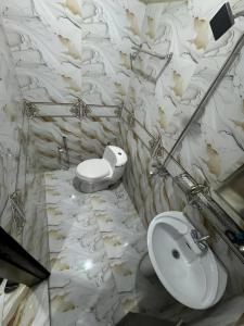 Un baño blanco con inodoro y lavabo. en Decent Luxury Guest House F-10, en Islamabad 10 fotos más