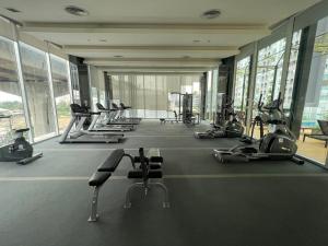 ein Fitnessstudio mit einer Reihe von Laufbändern und Geräten in der Unterkunft Cozy7 Living in Bangkok60 m to MRTnear chatuchank in Ban Bang Khwang