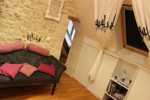 ein Wohnzimmer mit einem Sofa und einem Fenster in der Unterkunft Chambre Centre Ville de Bayeux in Bayeux