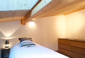 
a bedroom with a bed and a window at Quartz-Montblanc in Chamonix
