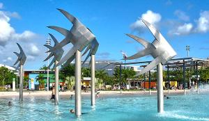 Cairns NorthにあるCosy Stay near Cairns Esplanadeのビーチ近くの水の中の鳥の彫刻