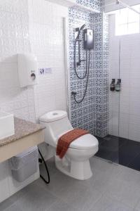 um banheiro com chuveiro, vaso sanitário e pia em Nonsi Hotel Phitsanulok em Ban Wat Tha Maprang mais 109 fotografias