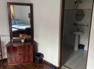 La salle de bains est pourvue d'un miroir, d'un lavabo et d'un lit. dans l'établissement Royal Palace Heritage, à Nuwara Eliya