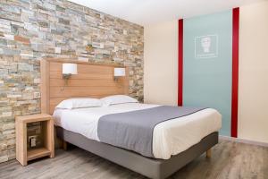 Postel nebo postele na pokoji v ubytování Logis Hotel Erreguina