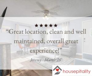 een witte woonkamer met een plafondventilator bij Housepitality - The Sunset House in Columbus