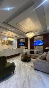 Sultan Syarif Kasim II International AirportにあるThe Tasqya Syariahのソファ2つとテーブルのあるリビングルーム