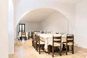 ein Esszimmer mit einem weißen Tisch und Stühlen in der Unterkunft Albergo Il Rientro in Cannara