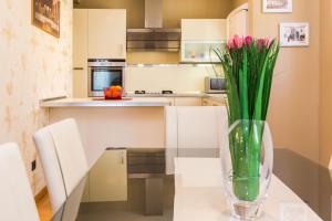 eine Vase mit Blumen auf dem Tisch in der Küche in der Unterkunft Villa Elisabeth in Biograd na Moru