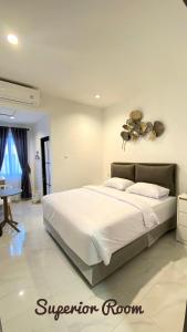 Sultan Syarif Kasim II International AirportにあるThe Tasqya Syariahの部屋にある大きな白いベッドのある寝室 +14枚の写真