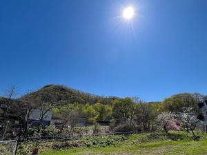 a view of a mountain with the sun in the sky at Otaro Village - Vacation STAY 43041v in Otaru