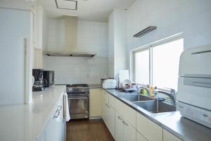 Η κουζίνα ή μικρή κουζίνα στο MAEDA OCEAN FRONT - Vacation STAY 84477