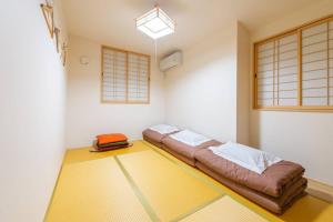 ein Zimmer mit einem Bett in der Mitte in der Unterkunft Nishikujo 1-16-18 - Vacation STAY 86170 in Osaka