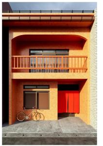 高山Takayama - House - Vacation STAY 85997的停在建筑物一侧的自行车