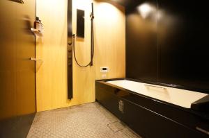 高山Takayama - House - Vacation STAY 85997的带浴缸、水槽和淋浴的浴室