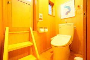 高山Takayama - House - Vacation STAY 85997的黄色的浴室设有卫生间和镜子 更多3张照片