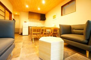 高山市にあるTakayama - House - Vacation STAY 85996のソファ2つとテーブルのあるリビングルーム