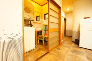 高山市にあるTakayama - House - Vacation STAY 85996の冷蔵庫とテーブルのある小さなキッチン