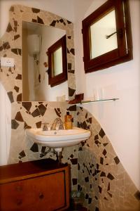 un bagno con lavandino e specchio di Guesthouse Runcini a Ferentillo