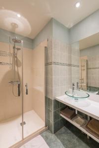 a bathroom with a sink and a shower at Logis Au Poisson d'Argent in Le Mesnil-en-Vallée