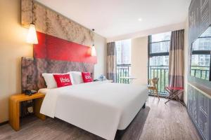 Un pat sau paturi într-o cameră la ibis Chengdu East Railway Station Hotel