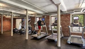 Γυμναστήριο ή/και όργανα γυμναστικής στο S End Loft w Pool Art Gallery Steps to T BOS-359