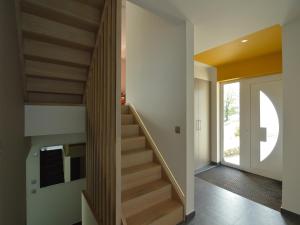 una scala in una casa con ringhiera in legno di Malmedy Hillside Spa Retreat a Malmedy