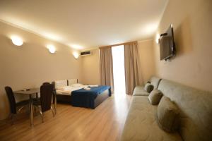 TV a/nebo společenská místnost v ubytování BATUMi WELLCOME ORBI APART HOTEL