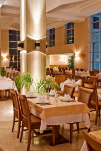 A restaurant or other place to eat at Adrina Termal Health & SPA Hotel