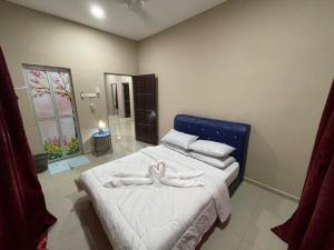 Ένα ή περισσότερα κρεβάτια σε δωμάτιο στο Homestay Shah Rizki D'sawah
