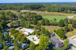 Una vista aérea de un parque con una casa y una piscina. en Domaine de Kermario, en Carnac