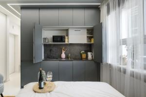 cocina con mesa y botella de vino en Lumina apartments next to Rondo ONZ, en Varsovia