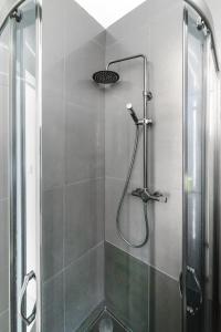 una ducha con puerta de cristal en un baño en Lumina apartments next to Rondo ONZ, en Varsovia 61 fotos más