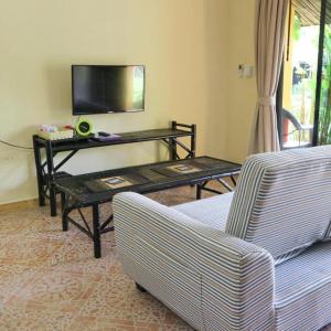 Una televisión o centro de entretenimiento en Kamala Tropical Garden Hotel