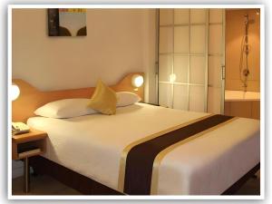 Giường trong phòng chung tại Peninsula International Hotel +53 ảnh