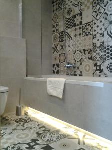 une salle de bain avec douche et baignoire et toilettes dans l'établissement Garden Corner, à Cracovie