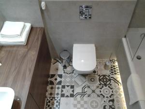 une petite salle de bain avec toilettes et lavabo dans l'établissement Garden Corner, à Cracovie 21 autres photos