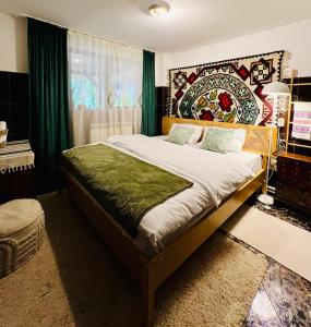 En eller flere senge i et værelse på Ciumarna Holiday House