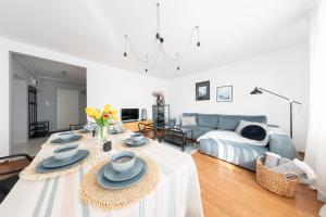 una sala de estar con una mesa y un sofá en AnJa Apartment, en Sandomierz
