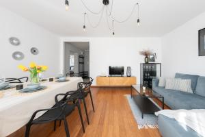 Una sala de estar con una mesa y un sofá azul. en AnJa Apartment, en Sandomierz 37 fotos más