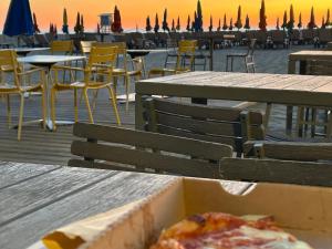 une part de pizza dans une boîte sur une table dans l'établissement Résidence du golf, à Deauville