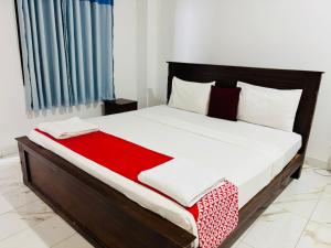 Ένα ή περισσότερα κρεβάτια σε δωμάτιο στο Meshendra Garden Hotel by Fairway Hotels