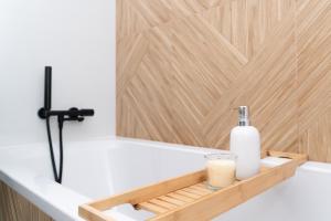 lavabo con dispensador de jabón en la encimera en AnJa Apartment, en Sandomierz