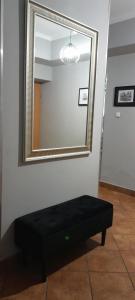 Melafir Pensjonat في لوندك زدرووي: كرسي أسود جالس أمام مرآة