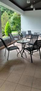 Melafir Pensjonat في لوندك زدرووي: مجموعة كراسي وطاولة في الغرفة