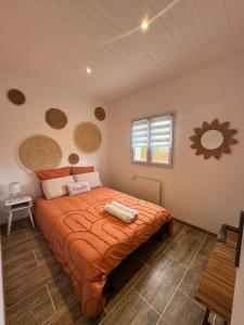 En eller flere senge i et værelse på charmante maison