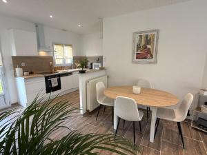 Køkken eller tekøkken på charmante maison + 7 billeder