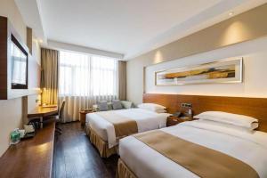 Un pat sau paturi într-o cameră la Maixinge Boutique Hotel Lujiazui Pudong +123 fotografii